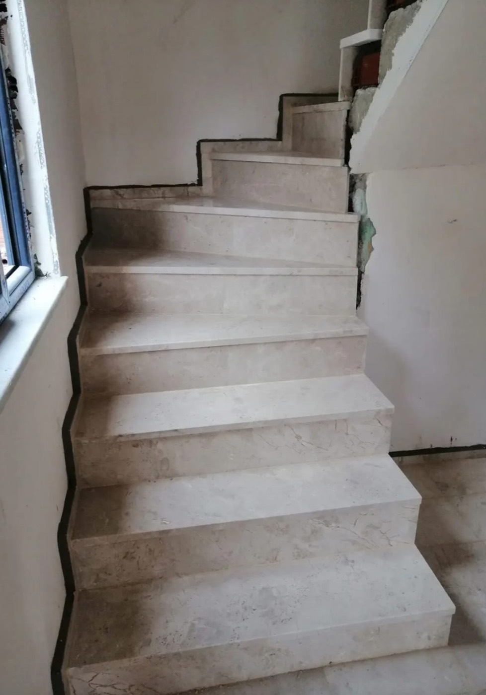 Krem mermer merdiven kaplaması
