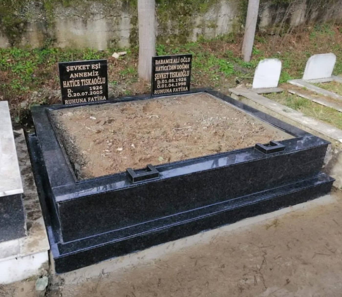 Siyah granit mezar taşı