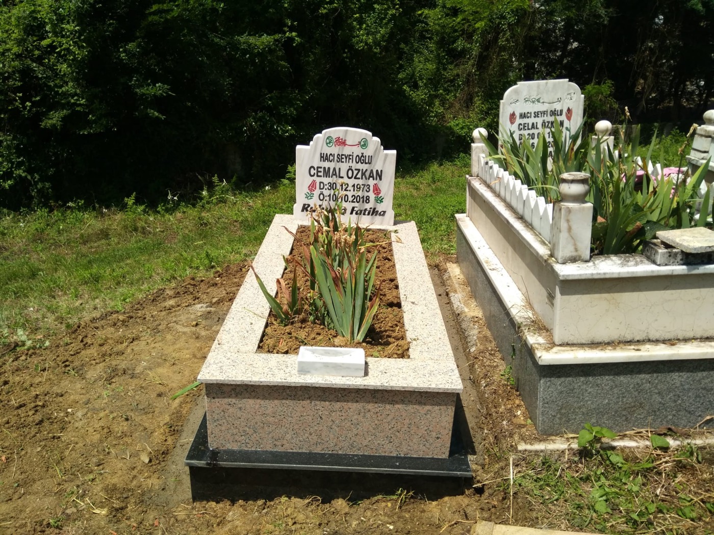 Granit mezar ve çiçeklik