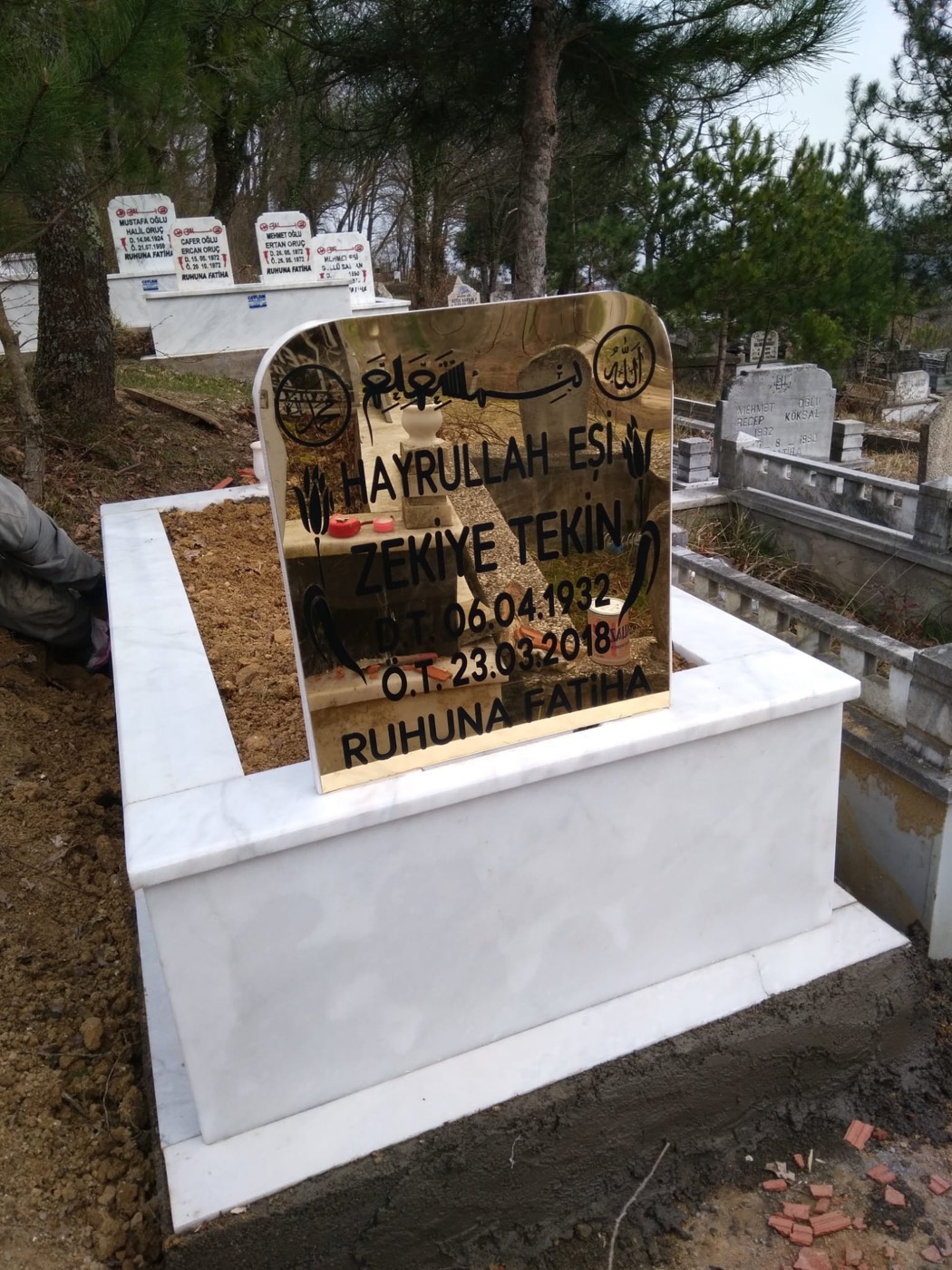 Beyaz mermer mezar taşı