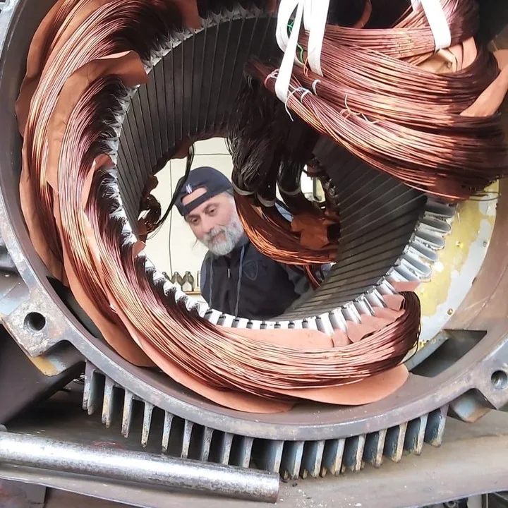 OMAJ ustası büyük bir elektrik motorunun statorunu bakır tel ile sararken