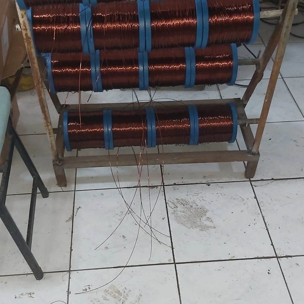 OMAJ atölyesinde sarım için hazırlanmış bakır tel bobin makaraları